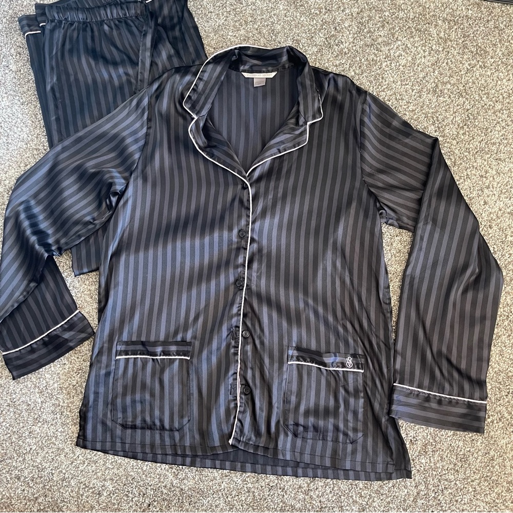 Victoria’s Secret long sleeve and pants pajama set size small
L
